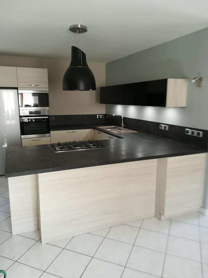 Cuisine contemporaine aménagée avec un îlot central Grenoble