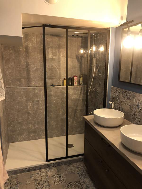 Salle de bains aménagée avec une paroi de douche de style verrière d'atelier Grenoble