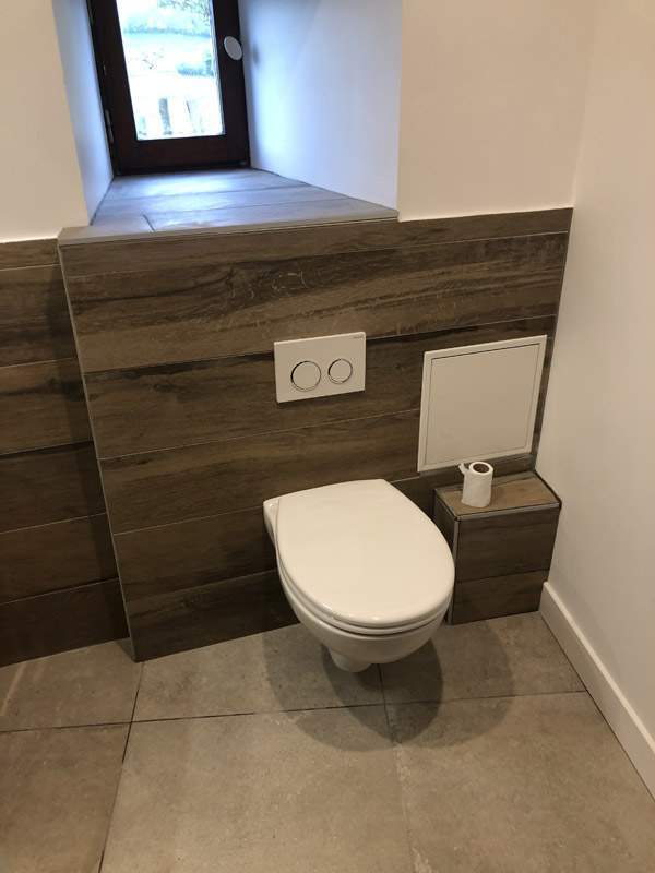 Toilette suspendue avec un habillage en carrelage aspect bois Grenoble